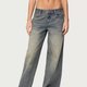 Weit geschnittene blaue Jeans