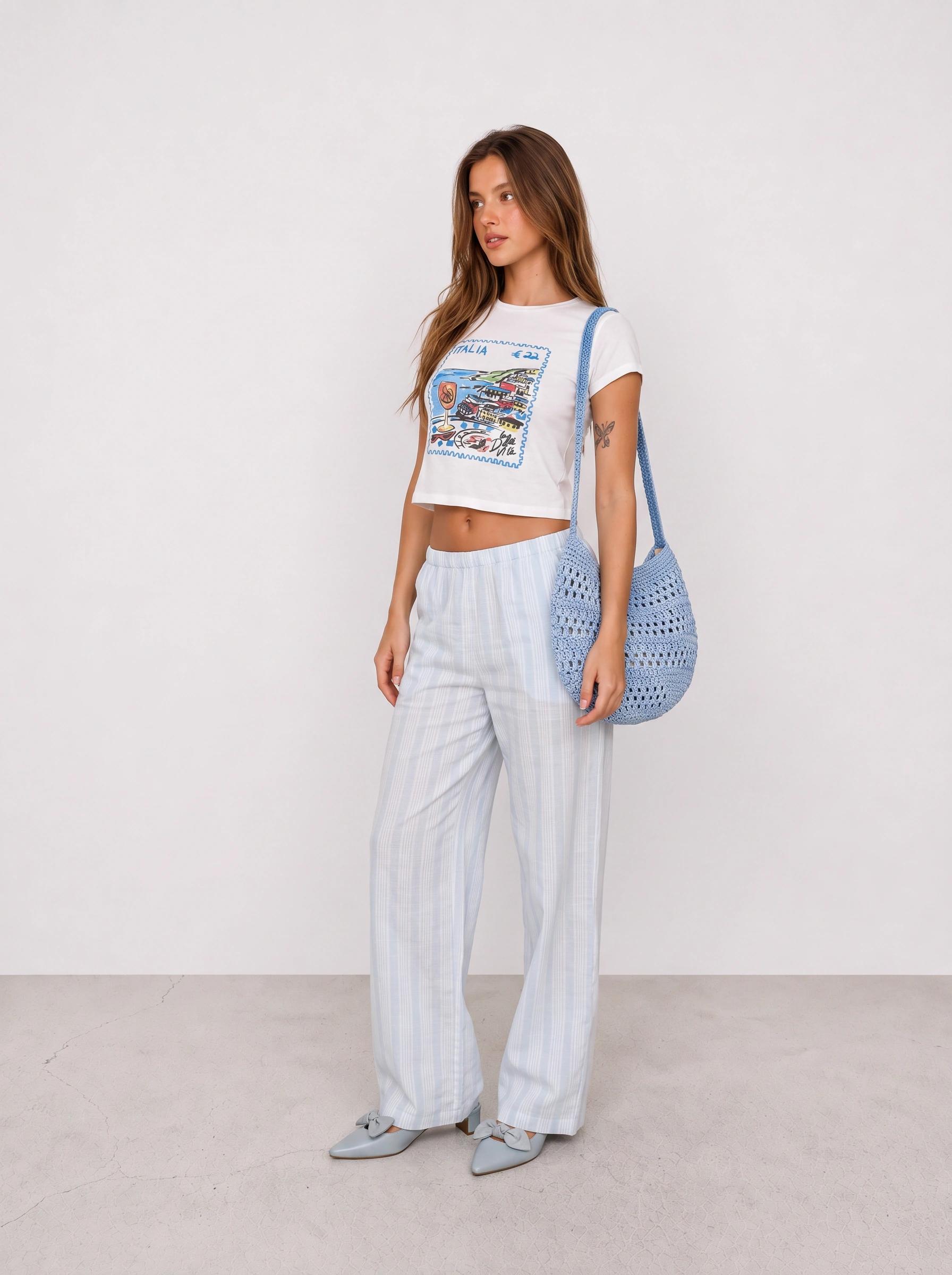Weißes Italia-Shirt und Blau Gestreifte Hose Outfit