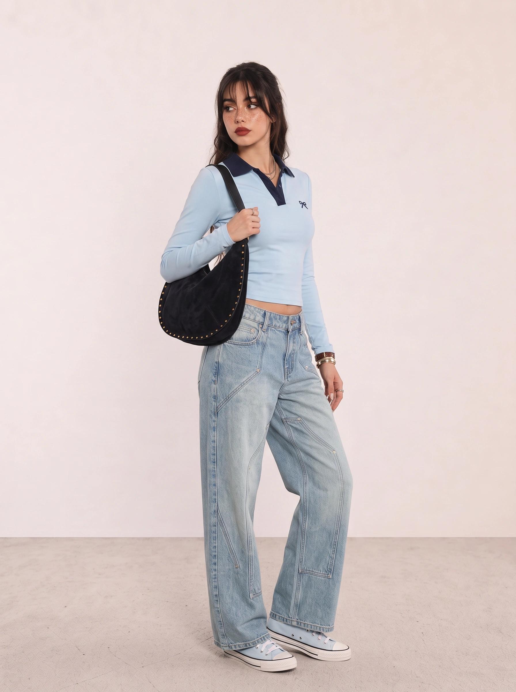 Hellblaues Polo-Top und Baggy-Jeans Campus-Outfit