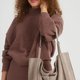 Taupefarbene weich fallende Schultertasche