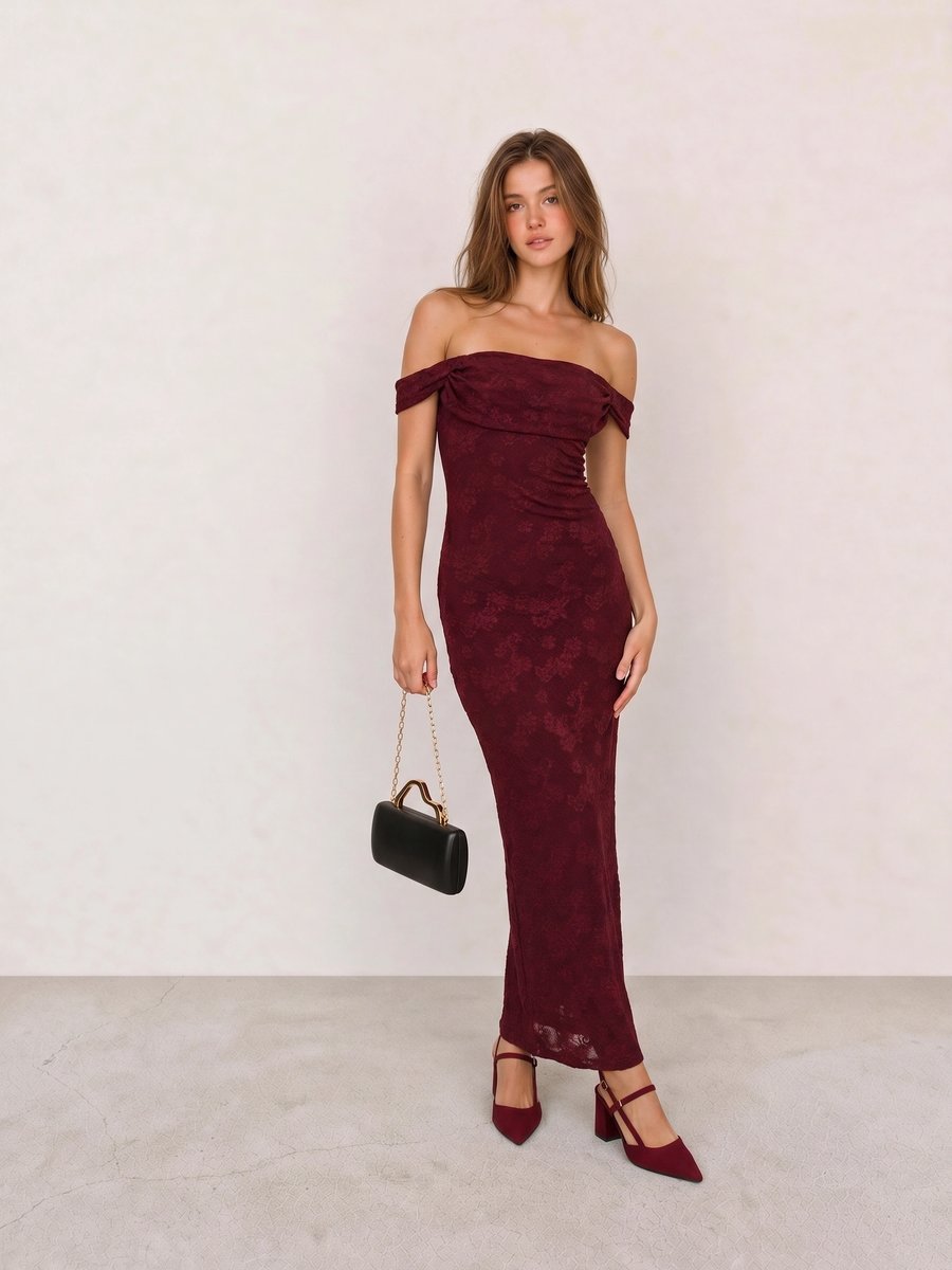 Burgunderfarbenes Off-Shoulder-Jacquard-Maxikleid mit Pumps und schwarzer Box-Clutch