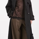 Schwarzer Trenchcoat
