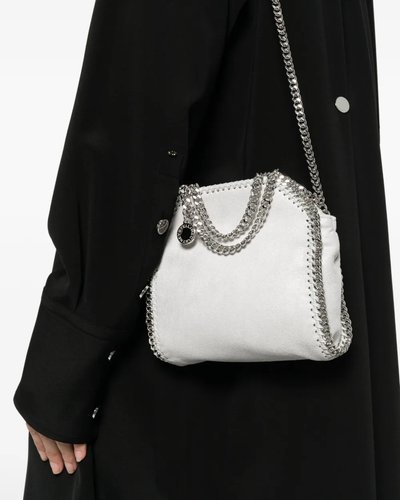 Weiße Schultertasche mit Kettendetail