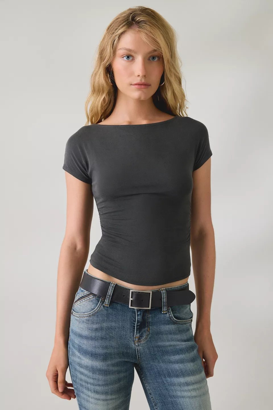 black fitted t-shirt navy wide-leg trousers travel outfit
