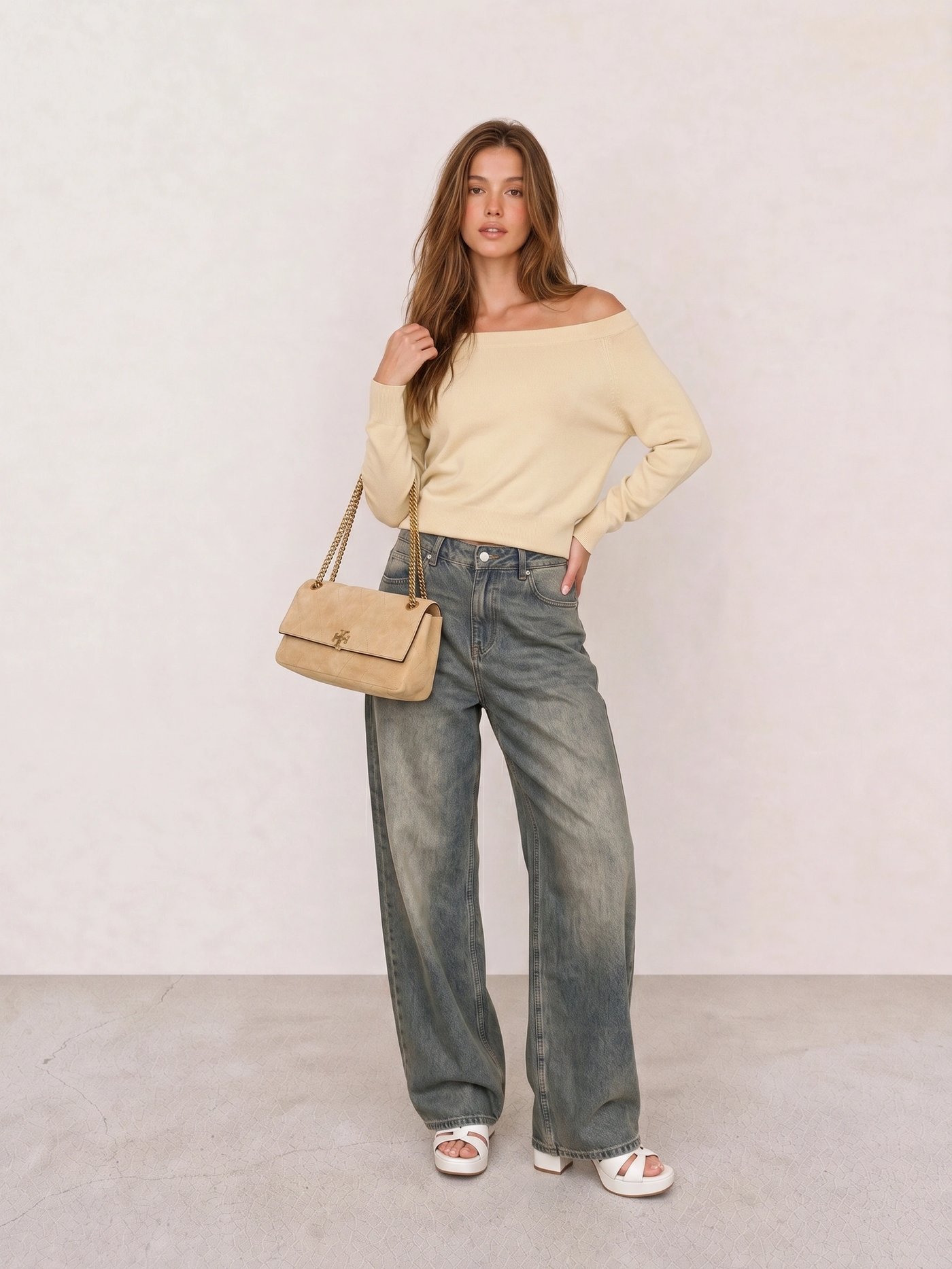 Cremefarbenes Off-Shoulder-Top & graugrüne Jeans