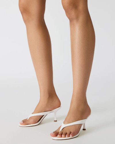 Weiße Zehensandalen mit feinem Absatz