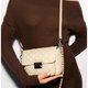 Cremefarbene gesteppte Umhängetasche mit Kette