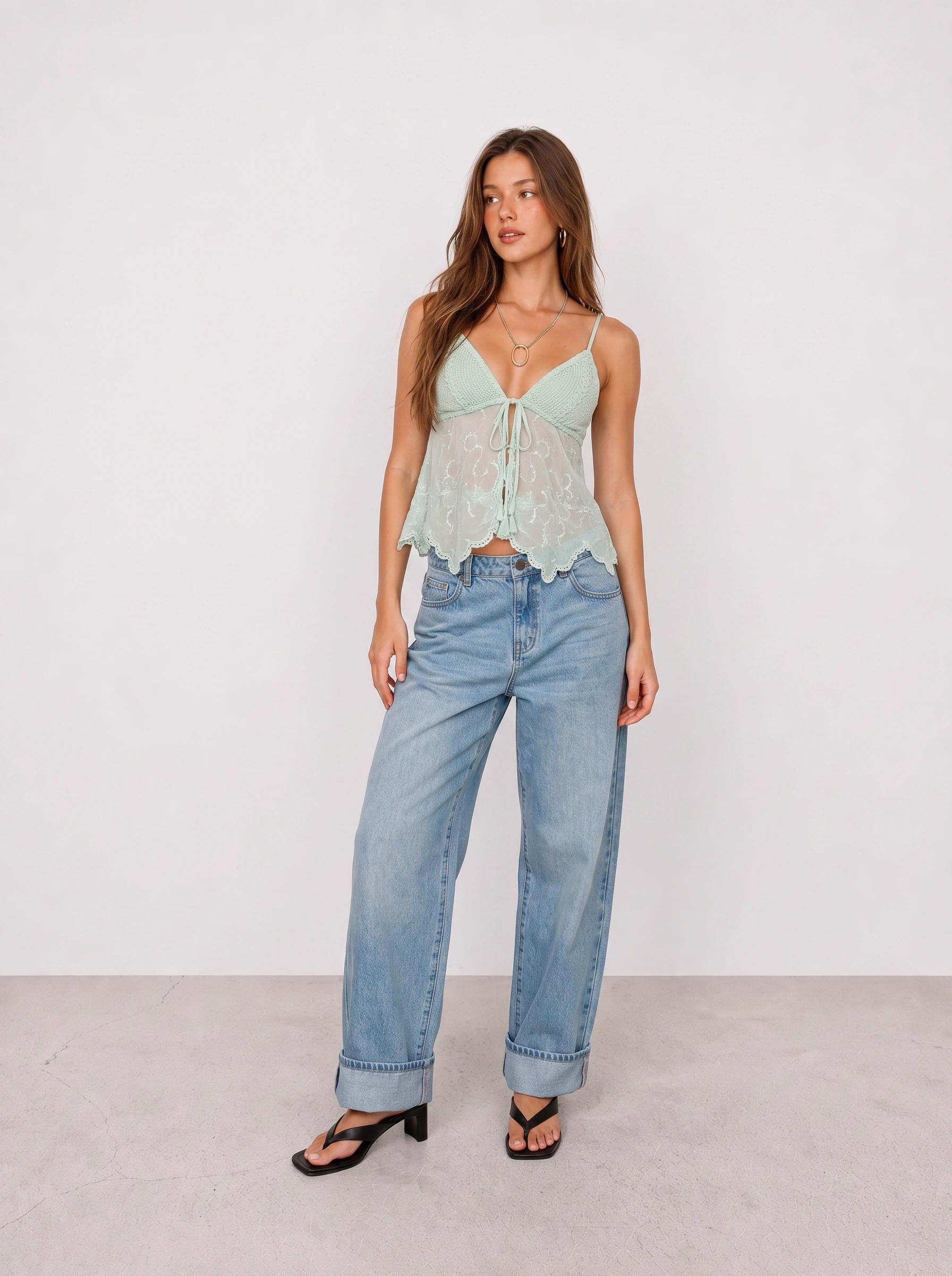 Minzfarbenes Transparentes Babydoll-Top und Jeans Outfit