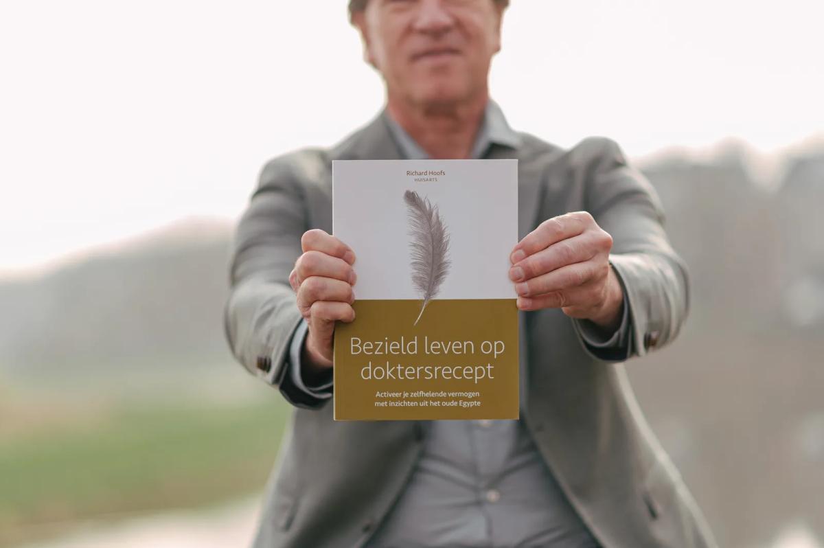 Richard Hoofs met zijn boek