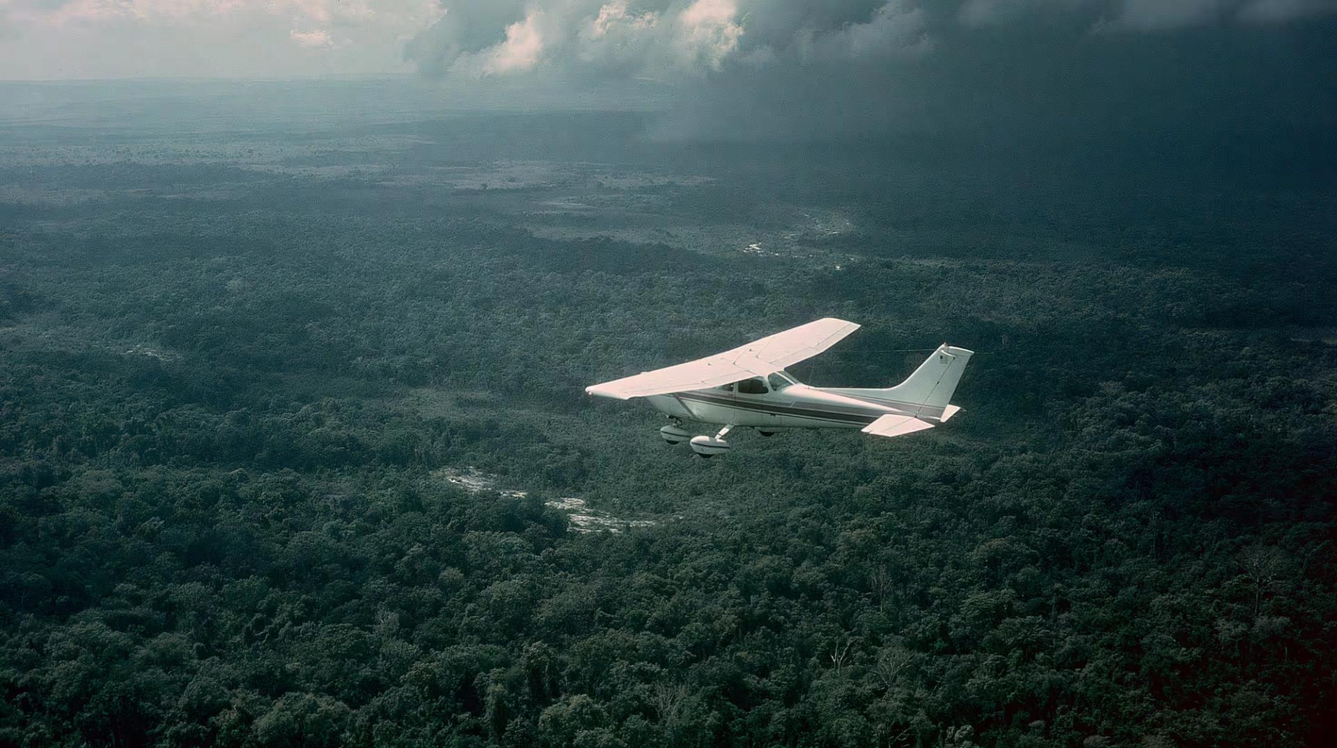 Flugzeug über dem afrikanischen Dschungel