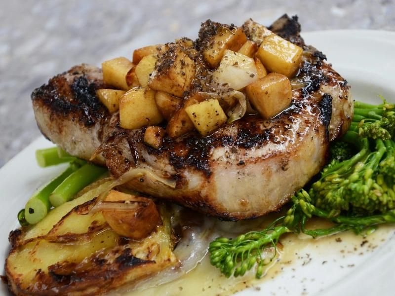 Côte de porc grillée, dés de pomme poêlés, pommes de terre et brocolis