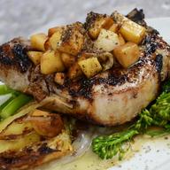 Côte de porc grillée, dés de pomme poêlés, pommes de terre et brocolis