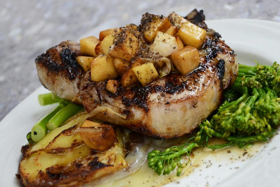 Côte de porc grillée, dés de pomme poêlés, pommes de terre et brocolis