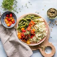 Assiette végétale de quinoa, haricots verts et légumes rôtis