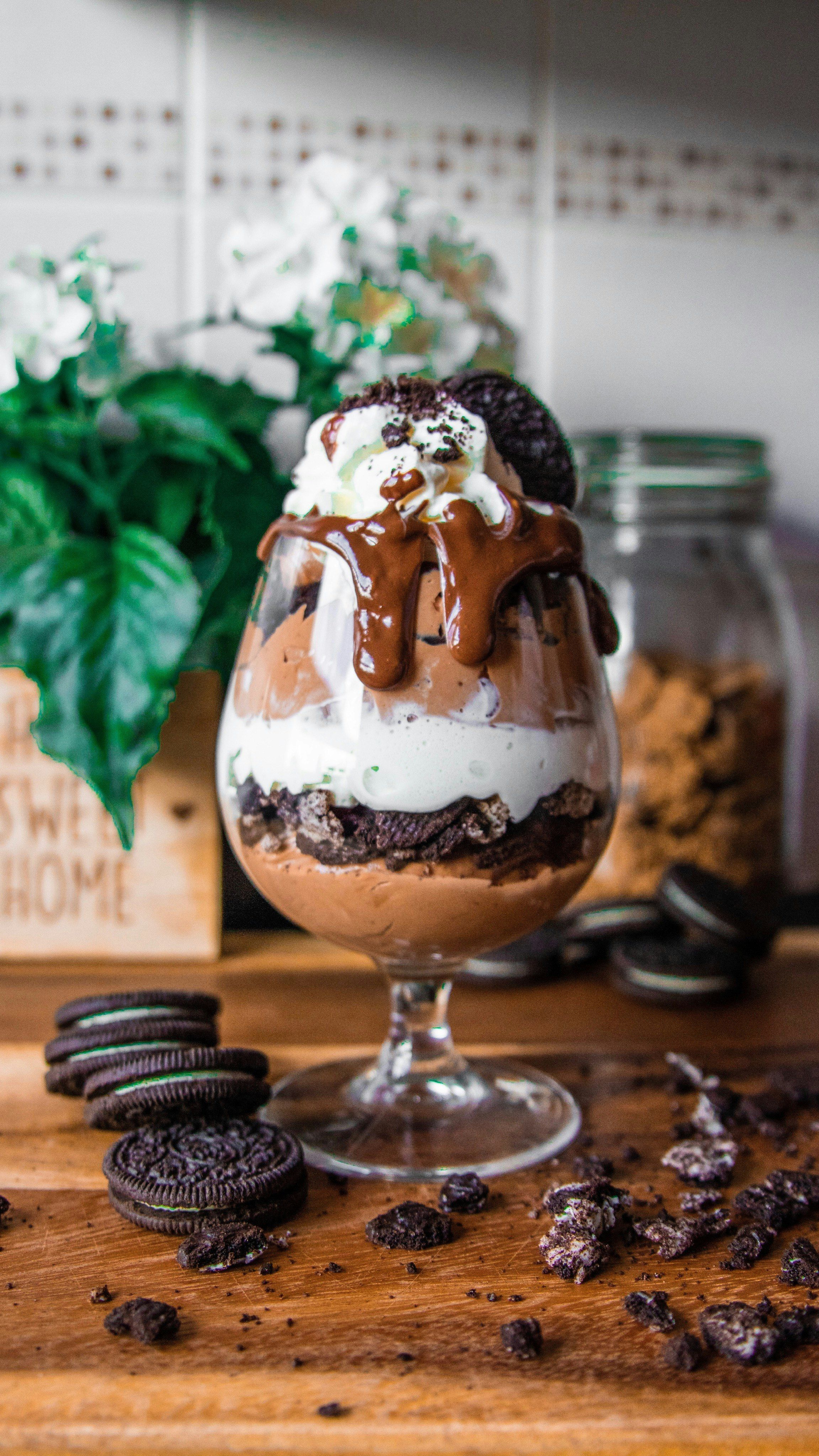 Coupe glacée vanille nappée de chocolat chaud et de crème fouettée