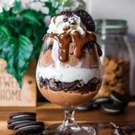 Coupe glacée vanille nappée de chocolat chaud et de crème fouettée