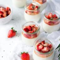 Panna cotta en verrines surmontées de fraises fraîches