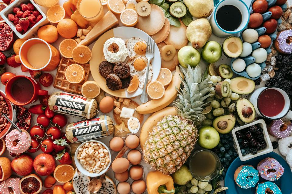 Abondance de fruits, légumes et produits frais du marché vus du dessus