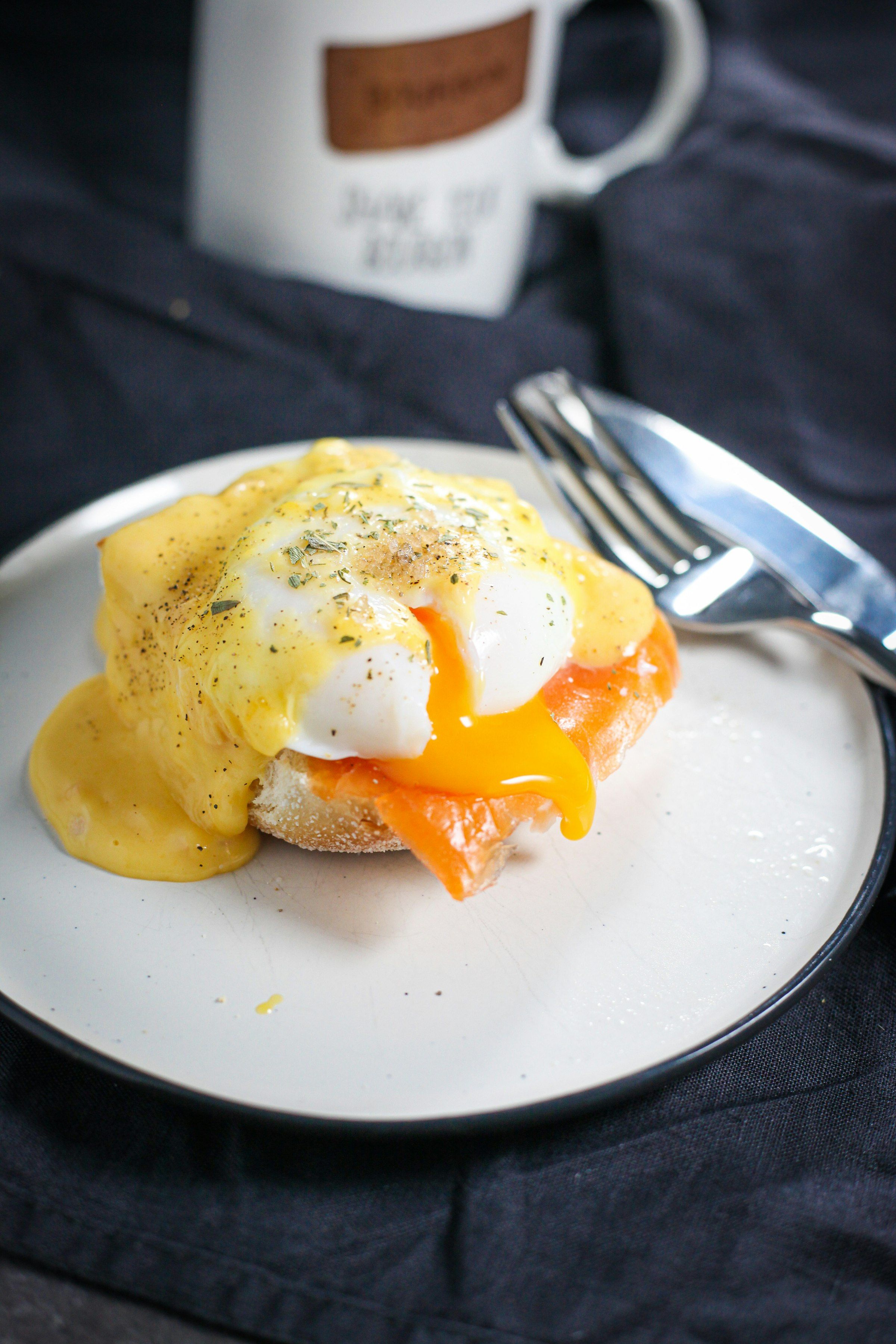 Œuf poché nappé de sauce hollandaise sur du poisson fumé