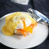 Œuf poché nappé de sauce hollandaise sur du poisson fumé