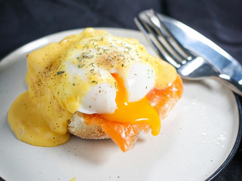 Œuf poché nappé de sauce hollandaise sur du poisson fumé