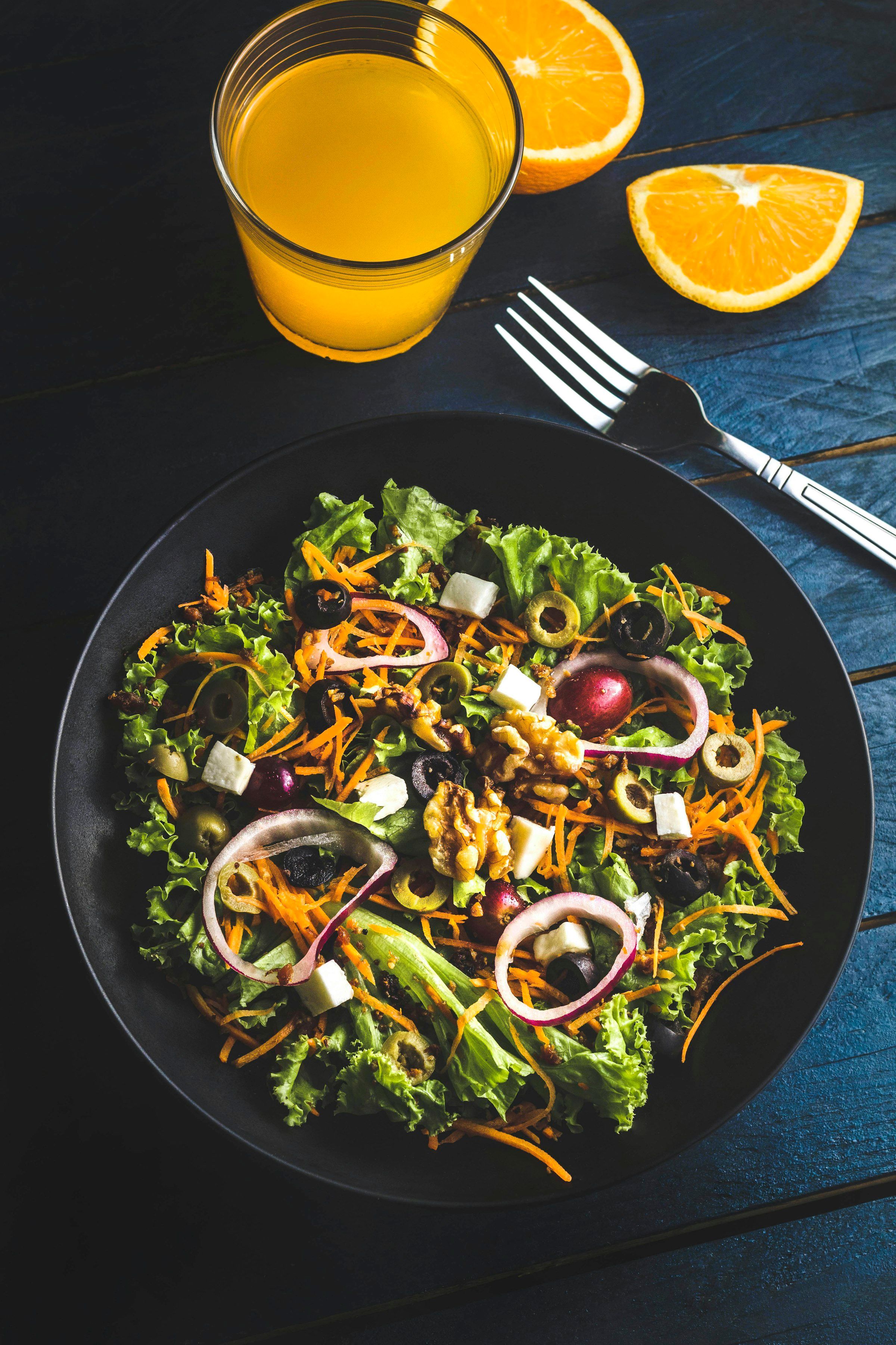 Salade composée de jeunes pousses, oignons rouges et fromage