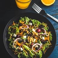 Salade composée de jeunes pousses, oignons rouges et fromage