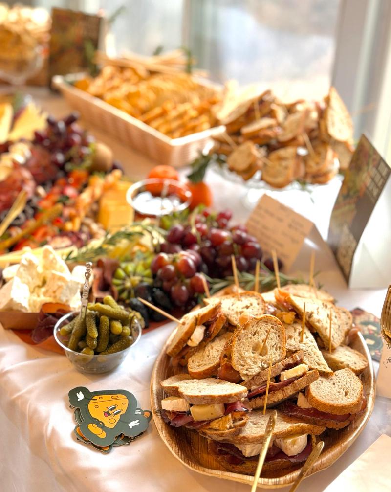 Elegant bundle spread display