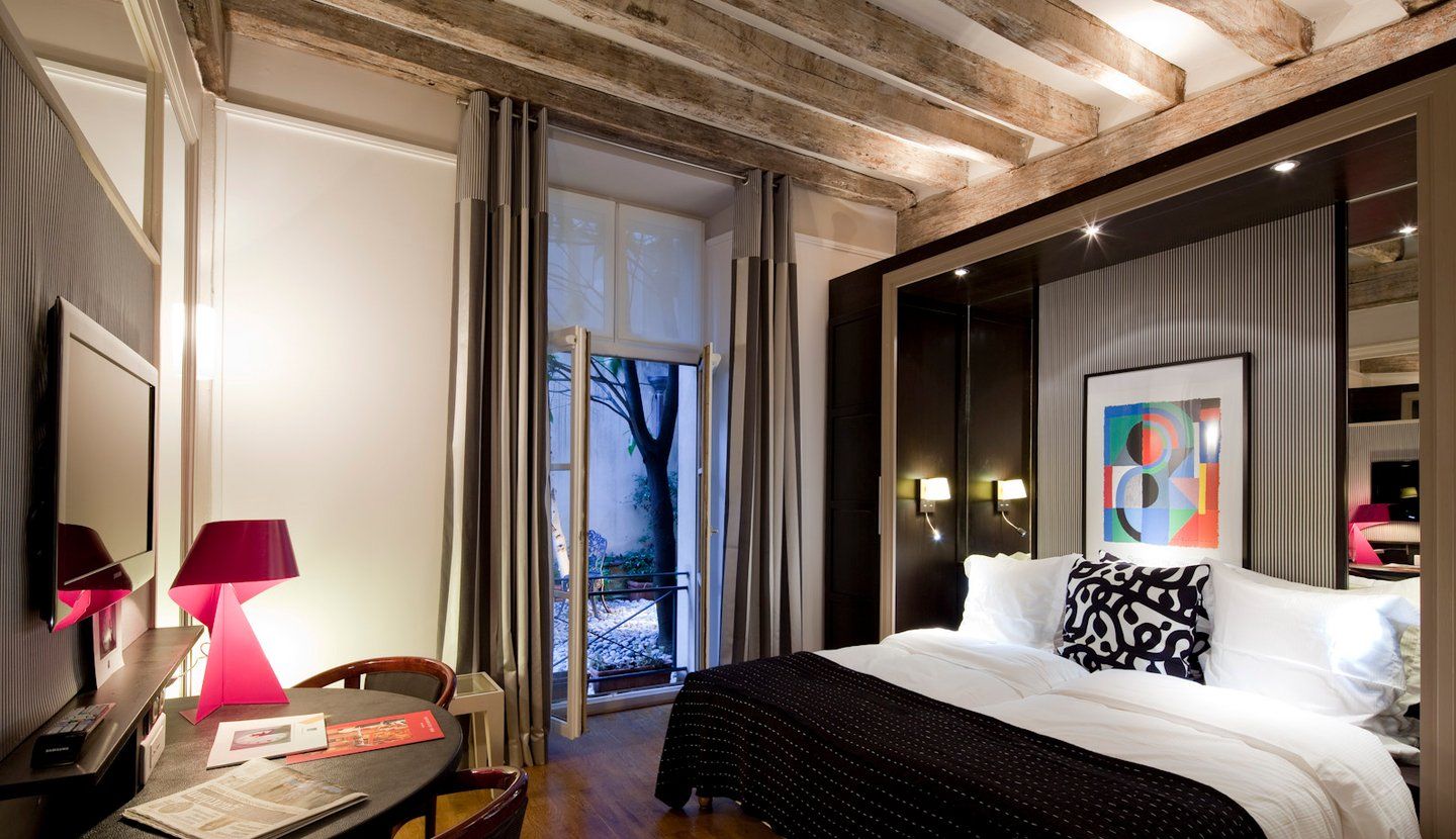 Hôtel du Jeu de Paume, Paris and their comfortable space around the bed 