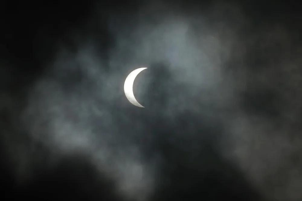 En Jaén el eclipse de agosto de 2026 se verá como un eclipse parcial muy profundo cerca de la puesta de sol. Imagen de un eclipse solar parcial en el cielo durante la tarde