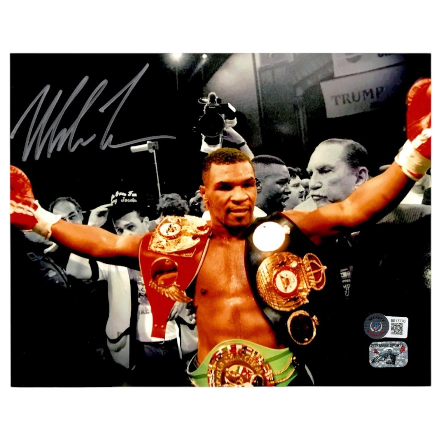Mike Tyson – Signerat foto med mästarbälten (20 x25 cm)