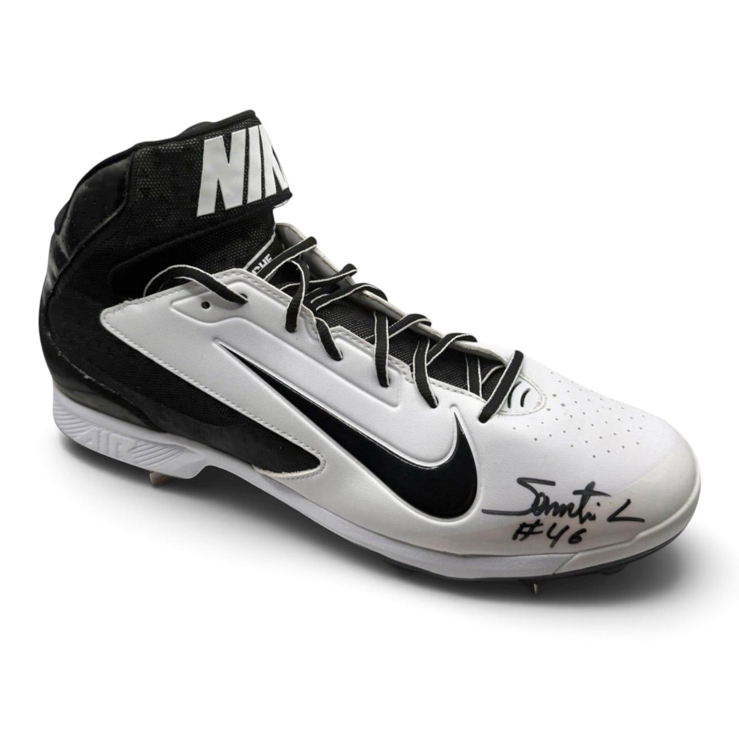 Signerad Nike baseballsko (cleat) av Santiago Casilla