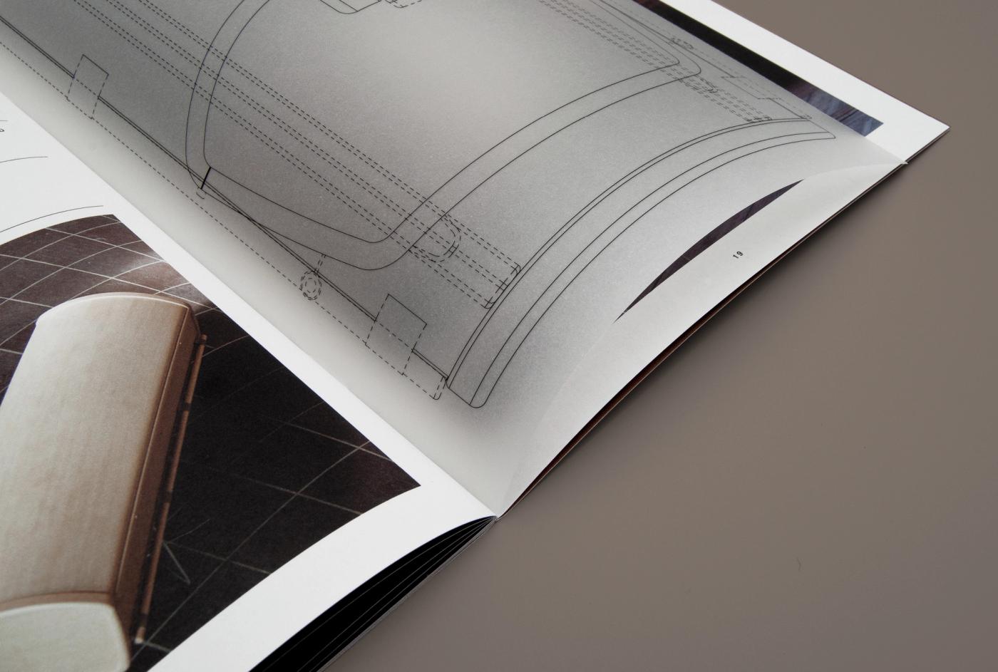 Alt-tekst:  Open spread from the Ro catalogue with a technical line drawing of a chair on the right page and a photograph of a light upholstered chair on the left.