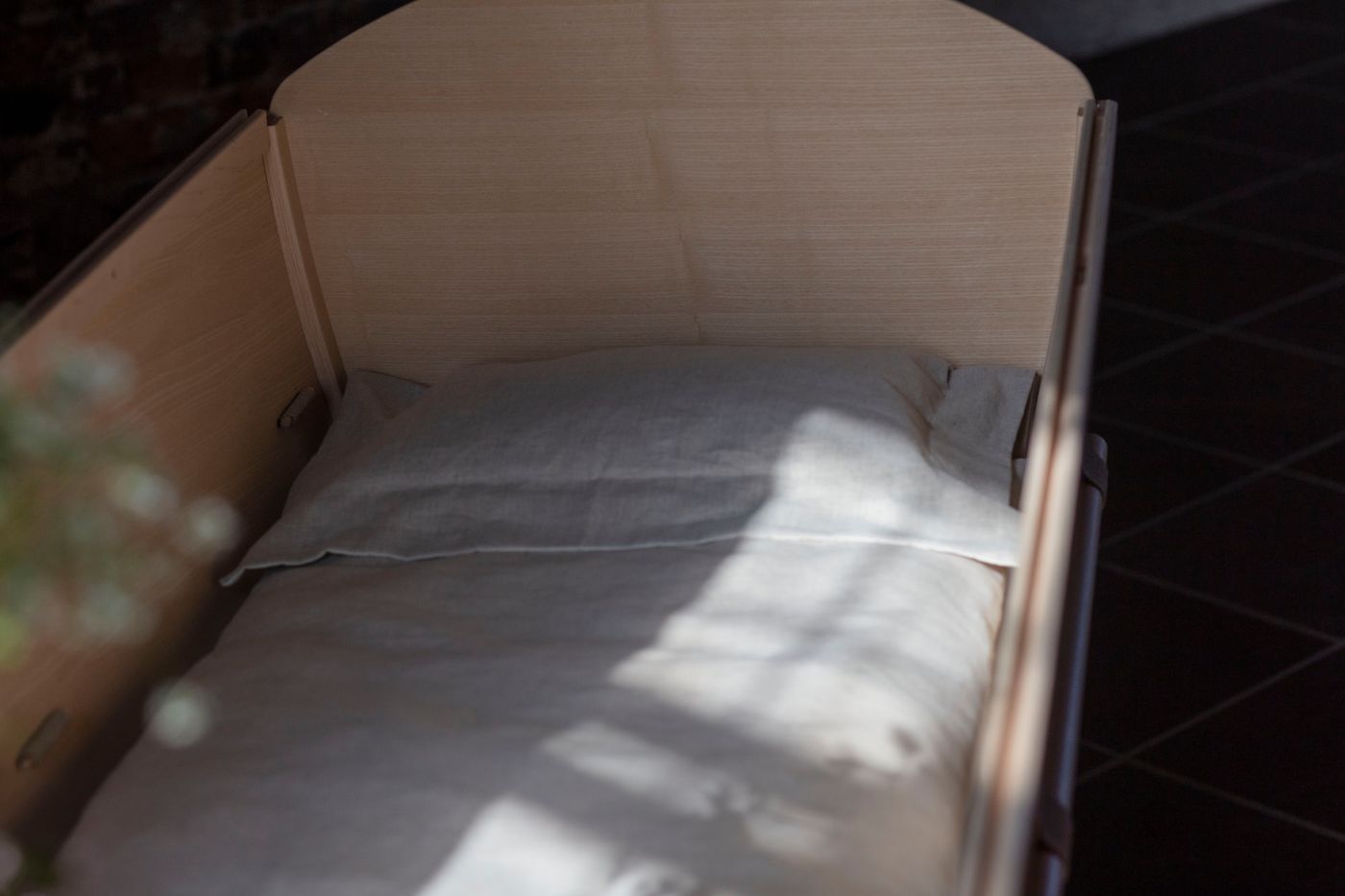 Gently rounded organic coffin by Anker Bak for Fredahl Rydéns