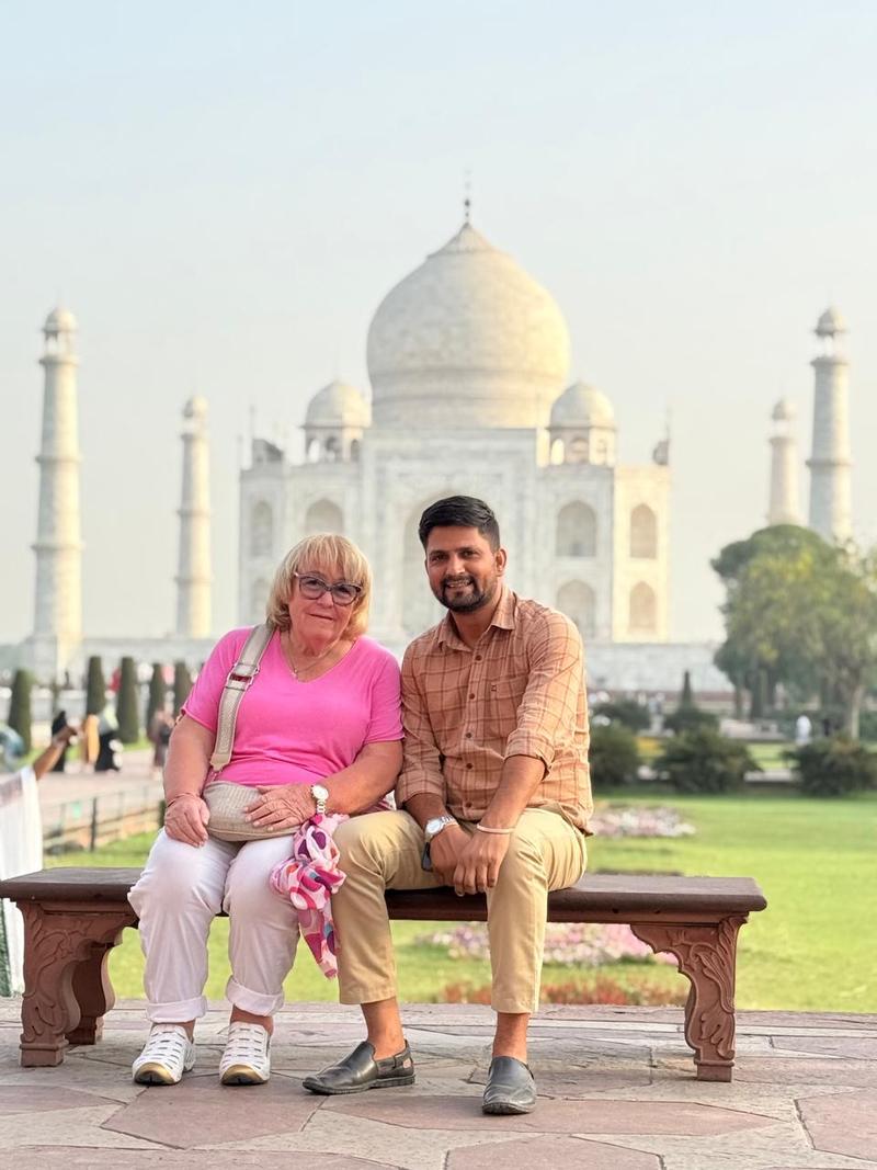 Govind mit einem Gast vor dem Taj Mahal in Agra