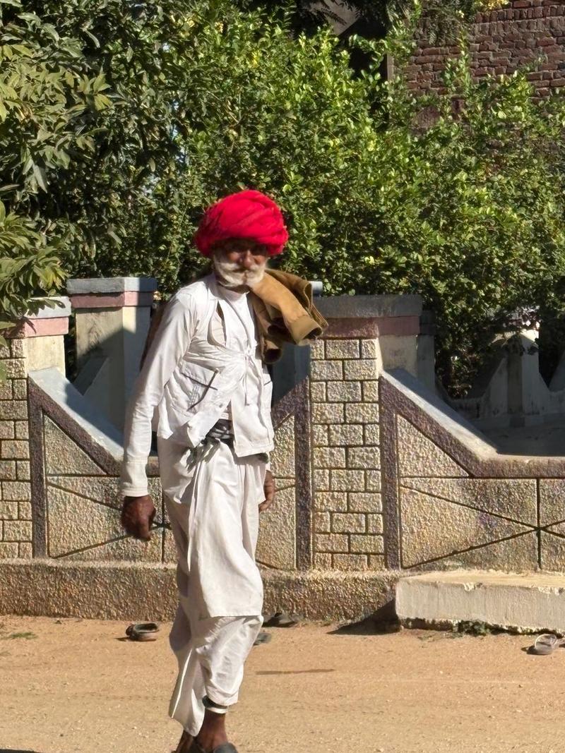 Ein älterer Rajasthani mit rotem Turban auf einer Straße in Rajasthan