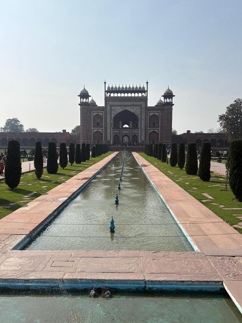 Das Haupttor zum Taj Mahal hinter dem langen Wasserbecken