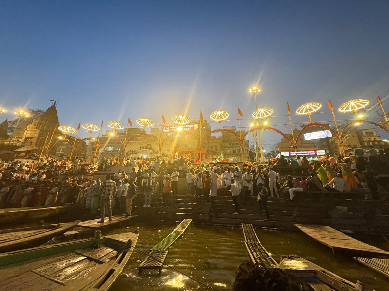 Die abendliche Ganga Aarti an einem Ghat in Varanasi