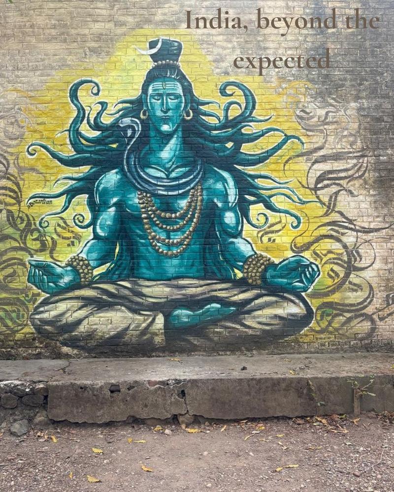 Wandbild des meditierenden Shiva an einer Straßenmauer