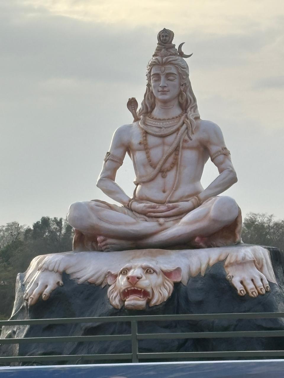 Shiva-Statue am Ganges in Rishikesh