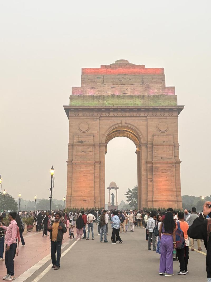 Das India Gate in Delhi im Abendlicht