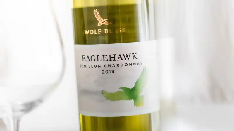 Wolf Blass Eaglehawk, Semillon Chardonnay, 2019 | Anmeldelse af vine fra netto | Gastrologik