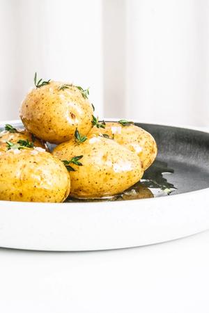 Hyldeblomstglaserede kartofler
