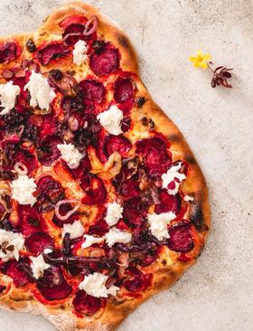 Rødbedepizza med mascarpone og karamelliseret rødløg | Kategori