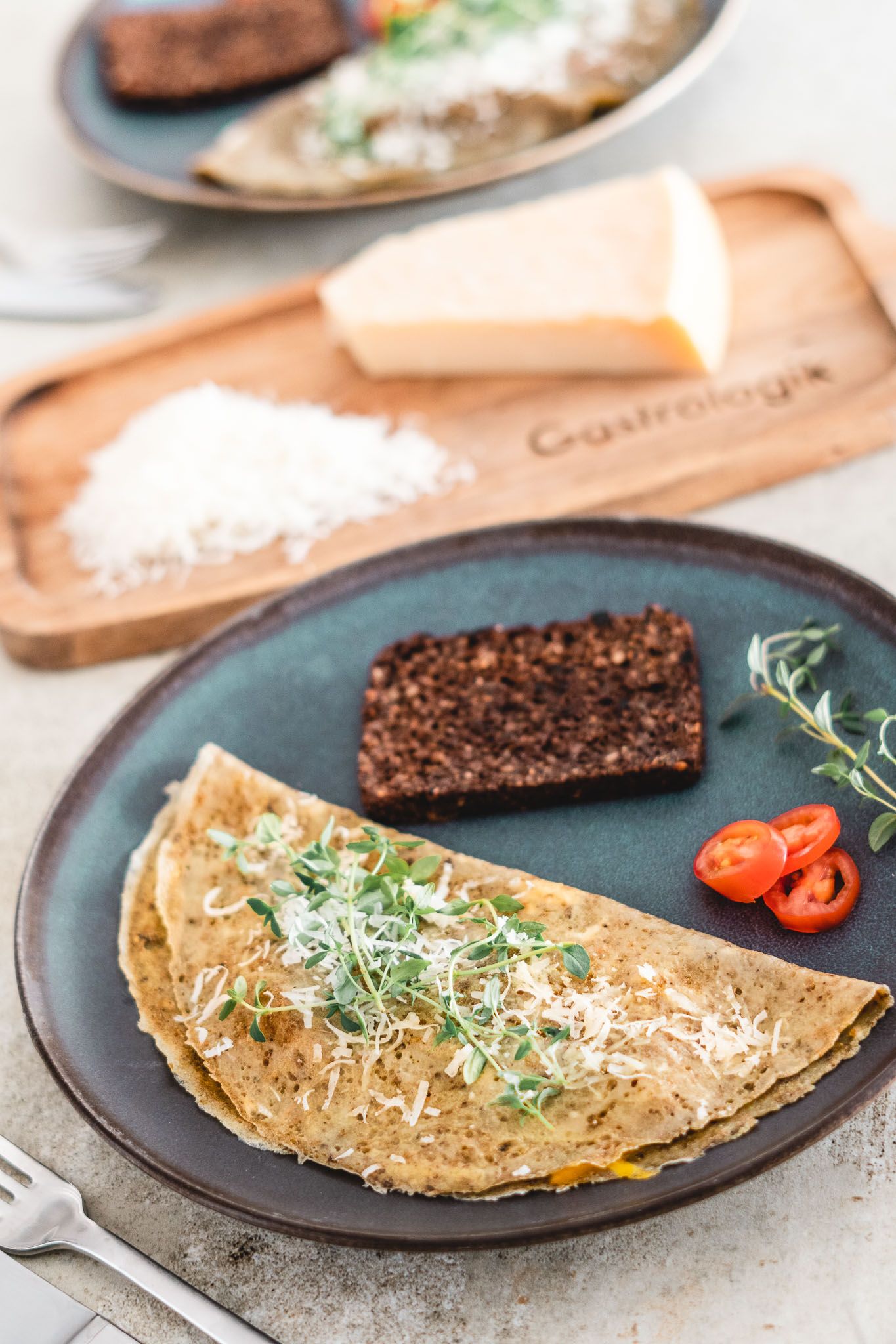 hold blik Ruin Perfekte tynde omeletter med champignon, tomater og parmesanost. |  Gastrologik
