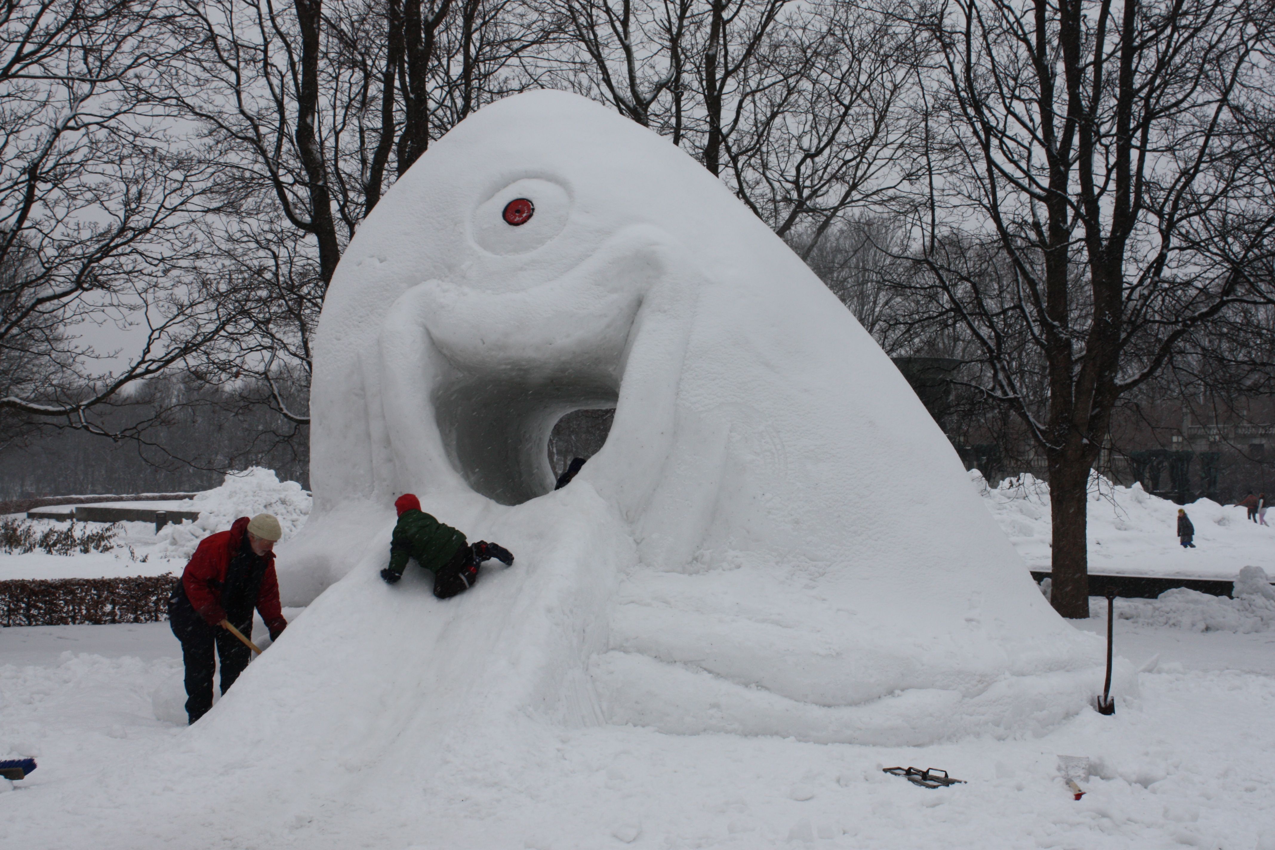 Stor snøskulptur fra Monser vs Aliens