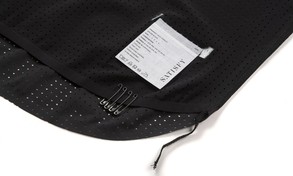 satisfy-race-singlet-label