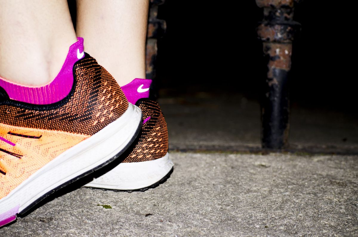 Une joggeuse mode sachant assortir ses chaussettes à ses chaussures.