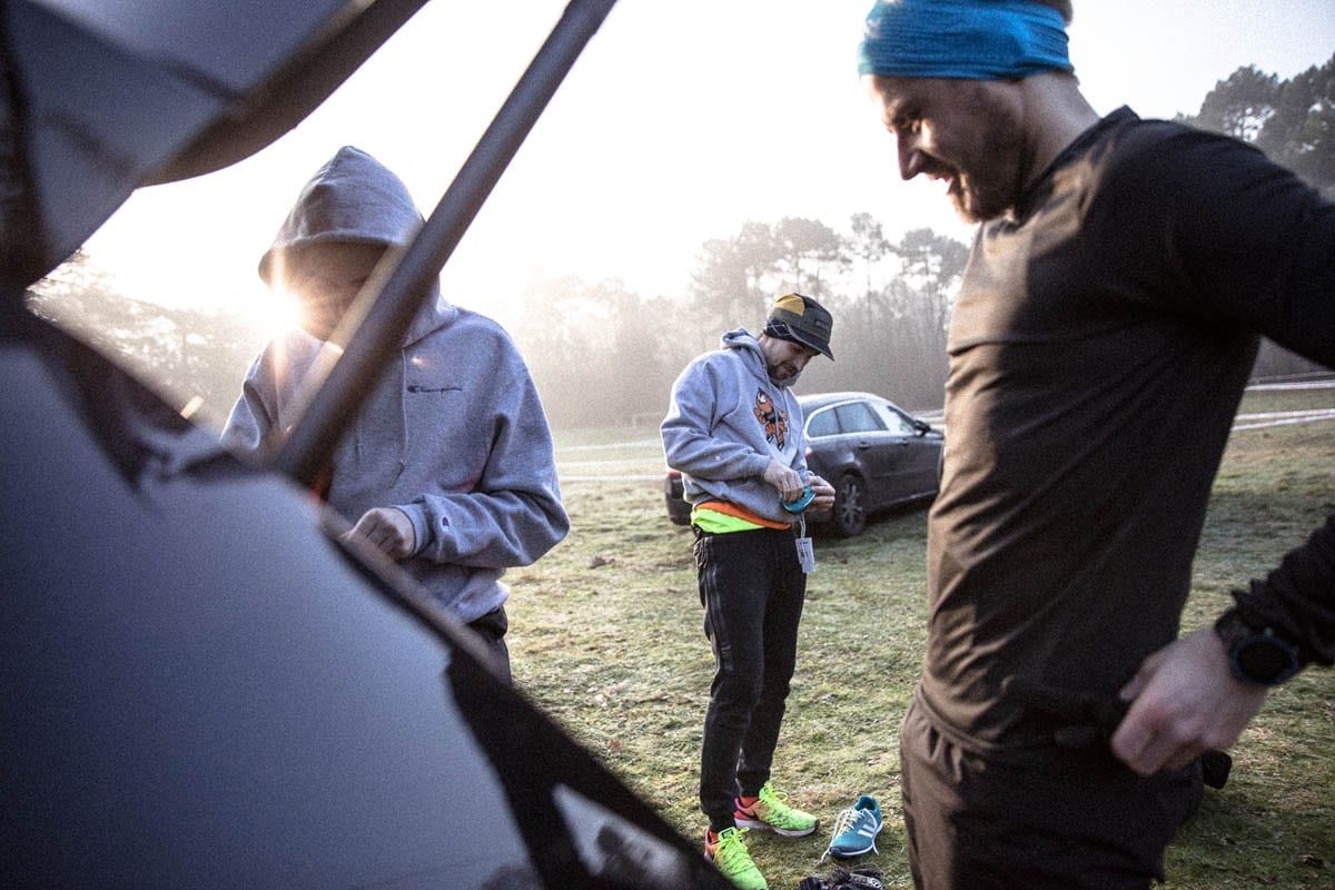 Fracture et Nibrun cherchent un remontant dans le fond d'un coffre juste avant un cross...