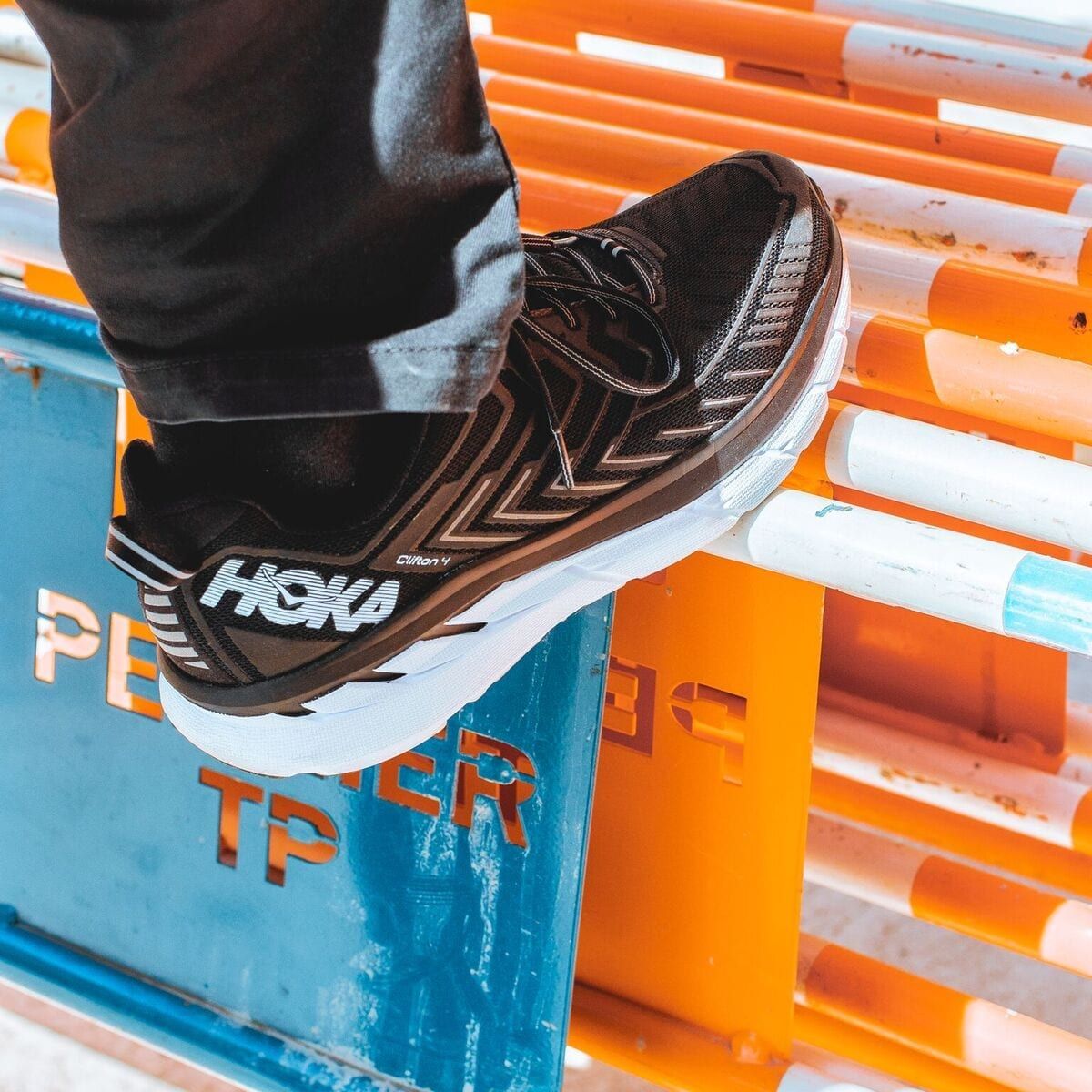 DISTANCE RUNNING STORE la marque Hoka One One s’est imposée en quelques années sur le marché de la course à pied comme Laurence Boccolini s’est fait sa place dans le paysage audiovisuel français